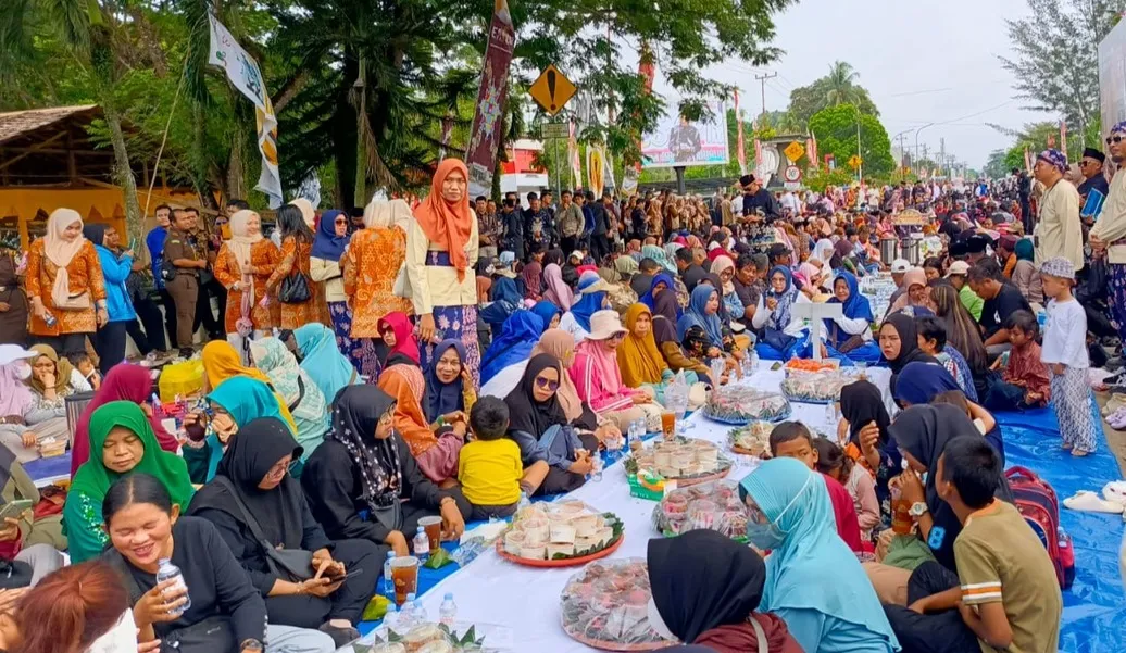 Sekretariat Daerah Kabupaten Kutai Kartanegara Ikut Meriahkan Beseprah Pada Erau Adat Kutai 2025