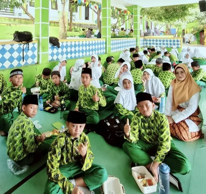 MI Asy Syauqi Tenggarong Lestarikan Tradisi Beseprah, Tanamkan Nilai Kebersamaan Pada Siswa