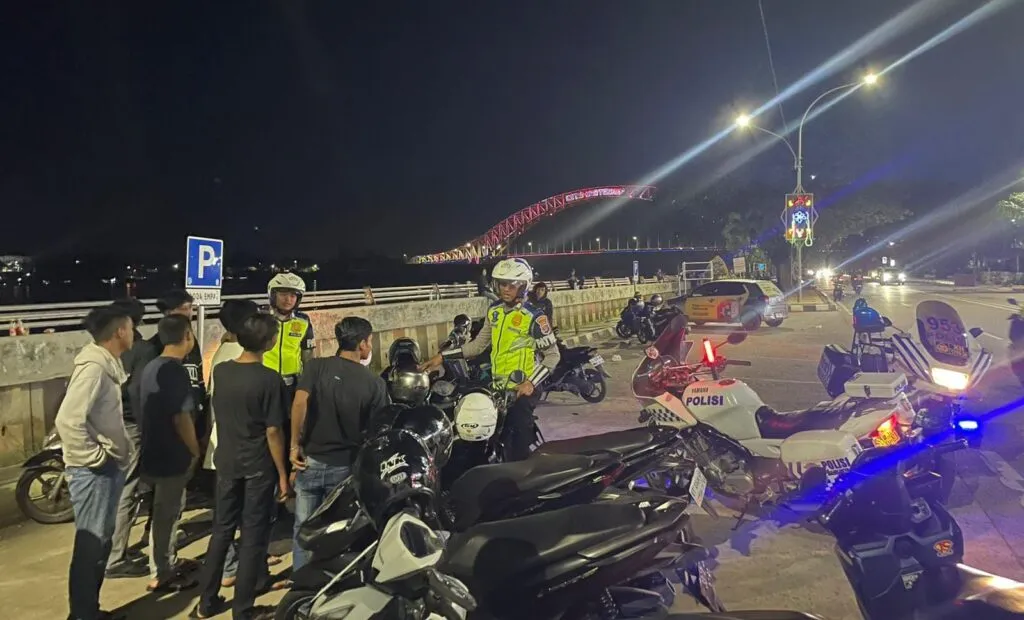 Satlantas Polres Kukar Gelar Patroli Blue Light Roda Dua, Cegah Balap Liar dan Gangguan Kamtibmas di Tenggarong