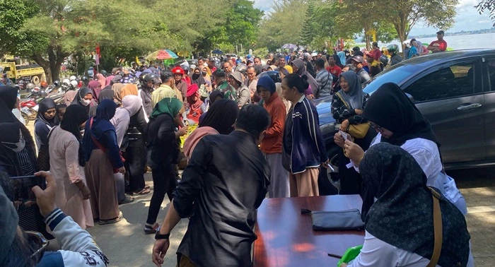 Warga Tenggarong Serbu Operasi Pasar LPG 3 Kg oleh Disperindag Kukar