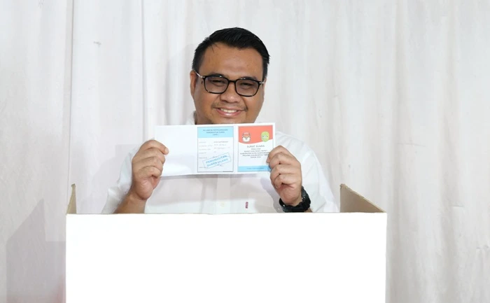 Aulia Rahman Basri Gunakan Hak Pilih di TPS 01 Kota Bangun Ilir, Tegaskan Pentingnya Kawal Suara dan Jaga Kondusivitas