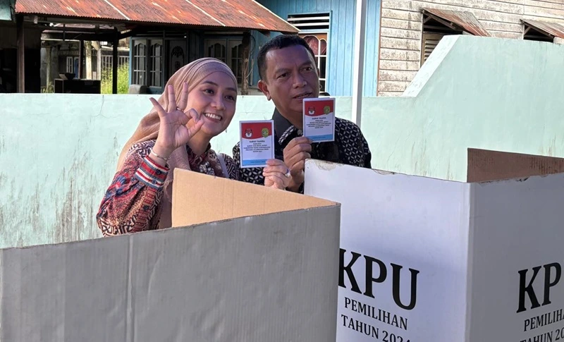 Ciptakan Momen Hangat, Dendi Suryadi Nyoblos Bersama Keluarga di Tenggarong